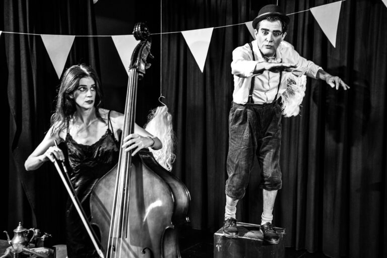 Ο ΠΕΡΙΟΔΕΎΩΝ ΘΙΑΣΟΣ photo by Karol Jarek 4 768x512 1