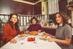 "&Mu;ά&lambda;&omicron; &Mu;ό&mu;&epsilon;" ή "&Mu;&iota;&kappa;&rho;ό &Kappa;&omicron;&rho;ί&tau;&sigma;&iota;" - &Chi;&alpha;&rho;&omicron;ύ&lambda;&alpha; &Alpha;&pi;&omicron;&sigma;&tau;&omicron;&lambda;ί&delta;&omicron;&upsilon; | &Delta;&iota;&alpha;&sigma;&kappa;&epsilon;&upsilon;ή - &Sigma;&kappa;&eta;&nu;&omicron;&theta;&epsilon;&sigma;ί&alpha;: &Nu;ά&nu;&tau;&iota;&alpha; &Delta;&alpha;&lambda;&kappa;&upsilon;&rho;&iota;ά&delta;&omicron;&upsilon; | &Theta;έ&alpha;&tau;&rho;&omicron; "&Mu;&epsilon;&tau;&alpha;&xi;&omicron;&upsilon;&rho;&gamma;&epsilon;ί&omicron;"