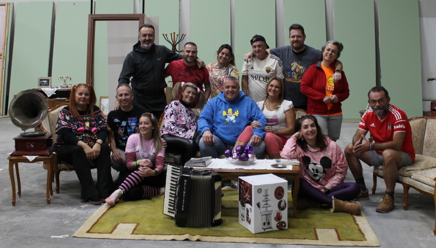 &laquo;&Mu;&epsilon; &Sigma;&tau;έ&beta;&iota;&alpha; &kappa;&alpha;&iota; &Alpha;&gamma;&alpha;ύ&eta;&raquo; &tau;&omicron;&upsilon; &Gamma;&iota;ώ&rho;&gamma;&omicron;&upsilon; &Mu;&pi;&omicron;&upsilon;&rho;&omicron;&nu;ί&kappa;&omicron;&upsilon; | &Pi;&rho;&epsilon;&mu;&iota;έ&rho;&alpha; &Pi;έ&mu;&pi;&tau;&eta; 12 &Delta;&epsilon;&kappa;&epsilon;&mu;&beta;&rho;ί&omicron;&upsilon; 21:15 | &Delta;&eta;&mu;&omicron;&tau;&iota;&kappa;ό &Theta;έ&alpha;&tau;&rho;&omicron; &Kappa;&alpha;&lambda;&alpha;&mu;&alpha;&rho;&iota;ά&sigmaf; "&Mu;&epsilon;&lambda;ί&nu;&alpha; &Mu;&epsilon;&rho;&kappa;&omicron;ύ&rho;&eta;"