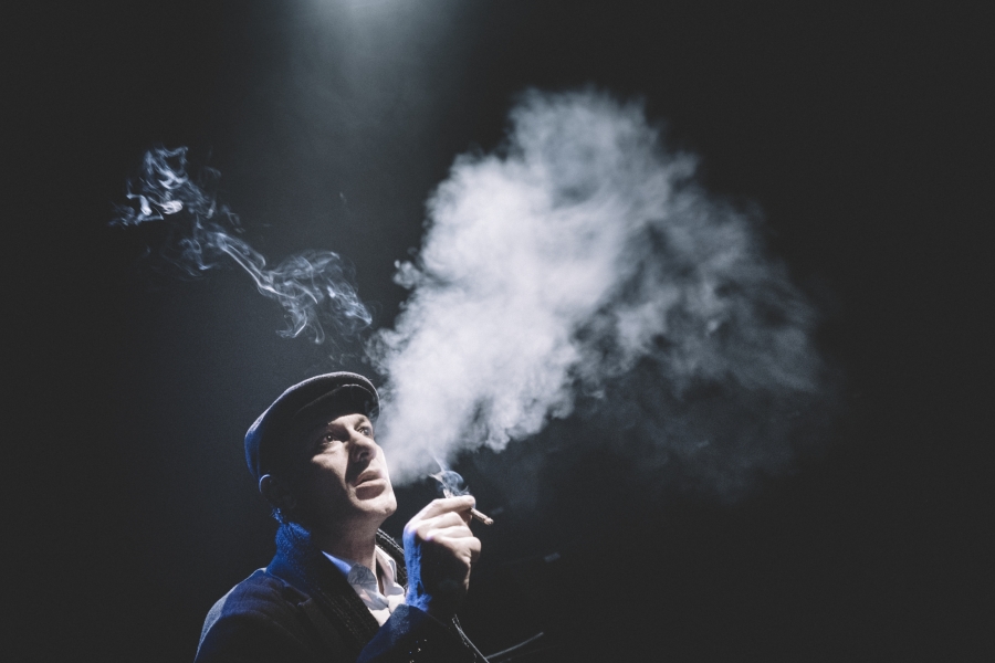 &laquo;&Omicron; &Alpha;&mu;&epsilon;&rho;&iota;&kappa;ά&nu;&omicron;&sigmaf;&raquo; &tau;&omicron;&upsilon; &Alpha;&lambda;έ&xi;&alpha;&nu;&delta;&rho;&omicron;&upsilon; &Pi;&alpha;&pi;&alpha;&delta;&iota;&alpha;&mu;ά&nu;&tau;&eta; &mu;&epsilon; &tau;&omicron;&nu; &Theta;&alpha;&nu;ά&sigma;&eta; &Sigma;&alpha;&rho;ά&nu;&tau;&omicron; &epsilon;&pi;&iota;&sigma;&tau;&rho;έ&phi;&epsilon;&iota; &gamma;&iota;&alpha; 14&eta; &chi;&rho;&omicron;&nu;&iota;ά | &Alpha;&pi;ό 20/1 &sigma;&tau;&omicron; &Alpha;&pi;ό &Mu;&eta;&chi;&alpha;&nu;ή&sigmaf; &Theta;έ&alpha;&tau;&rho;&omicron;