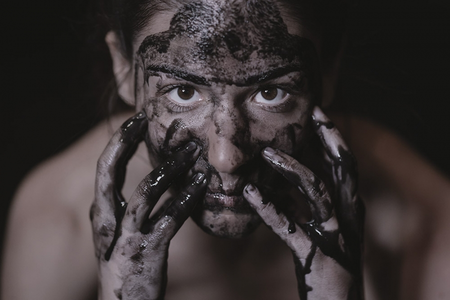 &Epsilon;ί&delta;&alpha;&mu;&epsilon; &tau;&eta;&nu; &pi;&alpha;&rho;ά&sigma;&tau;&alpha;&sigma;&eta; &ldquo;Leopold, ή &kappa;ό&beta;&omicron;&nu;&tau;&alpha;&sigmaf; &tau;&alpha; &delta;ά&chi;&tau;&upsilon;&lambda;&alpha; &tau;&omicron;&upsilon; &kappa;&omicron;&iota;&nu;&omicron;ύ&rdquo; &tau;&omicron;&upsilon; &Theta;. &Tau;&rho;&iota;&alpha;&rho;ί&delta;&eta; &sigma;&tau;&omicron; Faust