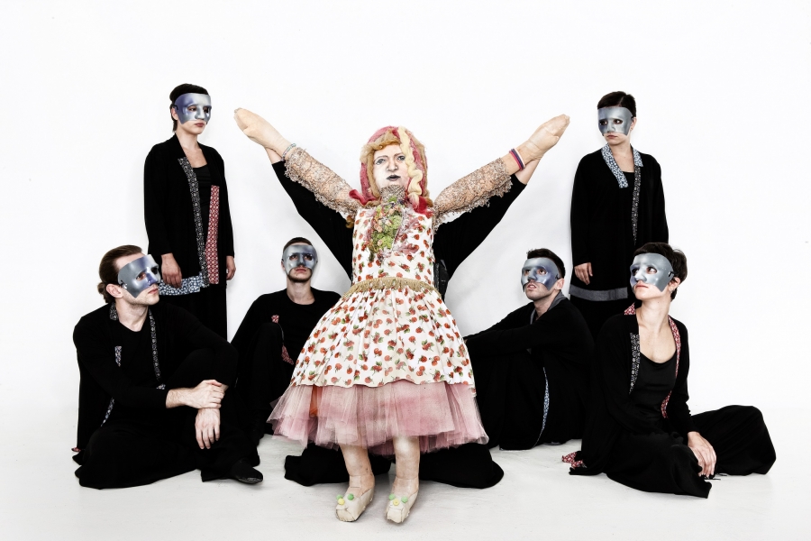 &Sigma;&upsilon;&nu;έ&nu;&tau;&epsilon;&upsilon;&xi;&eta;  &tau;&eta;&sigmaf; &theta;&epsilon;&alpha;&tau;&rho;&iota;&kappa;ή&sigmaf; &omicron;&mu;ά&delta;&alpha;&sigmaf; ''&Alpha;&Nu;&Delta;&Rho;&Omicron;&Mu;&Epsilon;&Delta;&Alpha;''  &sigma;&tau;&omicron; &theta;&epsilon;&alpha;&tau;&rho;&omicron;.gr , &mu;&epsilon; &alpha;&phi;&omicron;&rho;&mu;ή &tau;&eta;&nu; &pi;&alpha;&rho;ά&sigma;&tau;&alpha;&sigma;&eta; "&Kappa;&alpha;&tau;&alpha;&nu;ό&eta;&sigma;&epsilon; &mu;&epsilon; ή &sigma;&epsilon; &kappa;&alpha;&tau;&alpha;&beta;&rho;&omicron;&chi;&theta;ί&zeta;&omega; " &sigma;&tau;&omicron; &Theta;έ&alpha;&tau;&rho;&omicron;  ''Vault''.