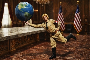 &Omicron; &Mu;&epsilon;&gamma;ά&lambda;&omicron;&sigmaf; &Delta;&iota;&kappa;&tau;ά&tau;&omega;&rho;: &Eta; &nu;έ&alpha; &pi;&alpha;&rho;ά&sigma;&tau;&alpha;&sigma;&eta; &tau;&omicron;&upsilon; &Alpha;&nu;&delta;&rho;έ&alpha; &Zeta;&alpha;&phi;&epsilon;ί&rho;&eta; έ&rho;&chi;&epsilon;&tau;&alpha;&iota; 13.3 &sigma;&tau;&eta; &Sigma;&kappa;&eta;&nu;ή BRECHT 2510