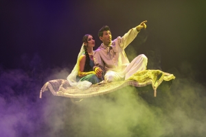 &Alpha;&lambda;&alpha;&nu;&tau;ί&nu; The Show &mu;&epsilon; &tau;&omicron;&nu; &Alpha;&nu;&tau;ώ&nu;&eta; &Lambda;&omicron;&upsilon;&delta;ά&rho;&omicron; &sigma;&tau;&omicron; &theta;έ&alpha;&tau;&rho;&omicron; &Alpha;&lambda;έ&kappa;&omicron;&sigmaf; &Alpha;&lambda;&epsilon;&xi;&alpha;&nu;&delta;&rho;ά&kappa;&eta;&sigmaf; &alpha;&pi;ό 6 &Alpha;&pi;&rho;&iota;&lambda;ί&omicron;&upsilon;