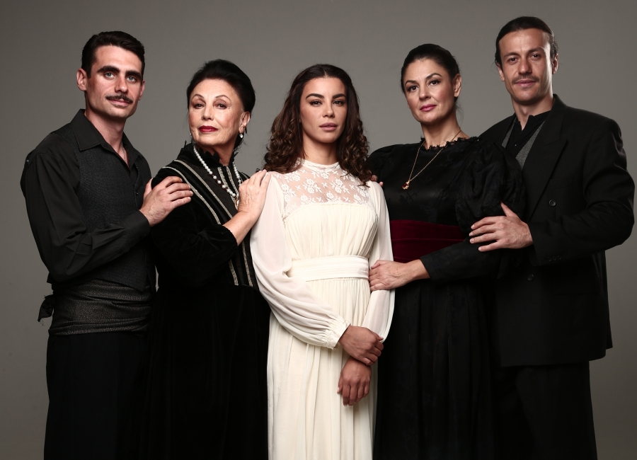 O&mu;&mu;ά&tau;&iota;&alpha; &delta;&alpha;&kappa;&rho;&omega;&mu;έ&nu;&alpha;  - Έ&nu;&alpha; &gamma;&rho;ά&mu;&mu;&alpha; &gamma;&iota;&alpha; &tau;&eta;&nu; &Tau;&rho;&alpha;&pi;&epsilon;&zeta;&omicron;ύ&nu;&tau;&alpha;