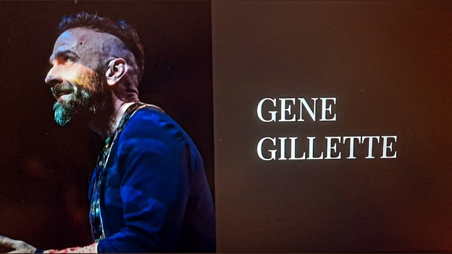 Gene Gillette: &omicron; &epsilon;&xi;&alpha;&iota;&rho;&epsilon;&tau;&iota;&kappa;ό&sigmaf; &eta;&theta;&omicron;&pi;&omicron;&iota;ό&sigmaf; &tau;&omicron;&upsilon; Broadway έ&rho;&chi;&epsilon;&tau;&alpha;&iota; &alpha;&pi;ό &tau;&eta; &Nu;έ&alpha; &Upsilon;ό&rho;&kappa;&eta; &sigma;&tau;&omicron; &Upsilon;&pi;ό&gamma;&epsilon;&iota;&omicron; &tau;&omicron;&upsilon; &Theta;&epsilon;ά&tau;&rho;&omicron;&upsilon; &Tau;έ&chi;&nu;&eta;&sigmaf;