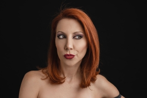 &Sigma;&upsilon;&nu;έ&nu;&tau;&epsilon;&upsilon;&xi;&eta; &tau;&eta;&sigmaf; &Kappa;&alpha;&tau;&epsilon;&rho;ί&nu;&alpha;&sigmaf; &Mu;&pi;&iota;&lambda;ά&lambda;&eta; &mu;&epsilon; &alpha;&phi;&omicron;&rho;&mu;ή &tau;&eta;&nu; &pi;&alpha;&rho;ά&sigma;&tau;&alpha;&sigma;&eta; "Ay, Carmela"