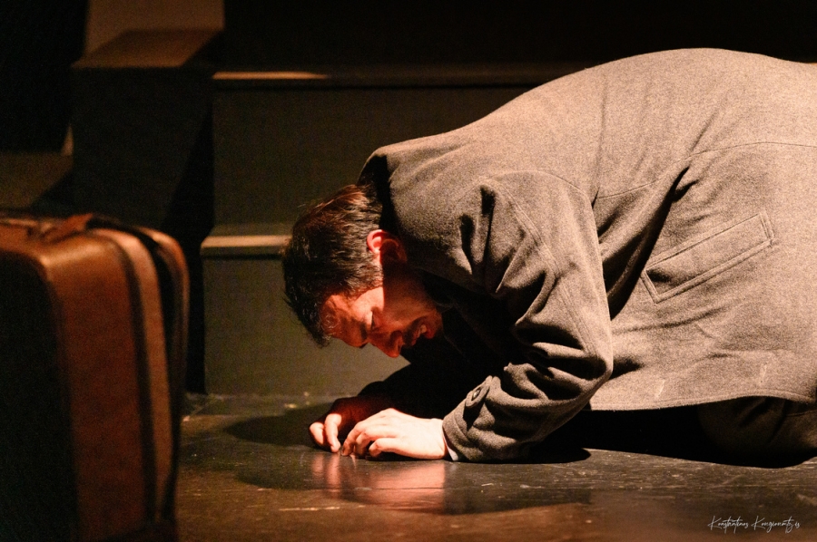 &laquo;&Alpha;ἱ &sigma;&upsilon;&nu;έ&pi;&epsilon;&iota;&alpha;&iota; &tau;ῆ&sigmaf; &pi;&alpha;&lambda;&alpha;&iota;ᾶ&sigmaf; ἱ&sigma;&tau;&omicron;&rho;ί&alpha;&sigmaf;&raquo; | &Beta;&alpha;&sigma;&iota;&sigma;&mu;έ&nu;&omicron; &sigma;&tau;&eta;&nu; &omicron;&mu;ό&tau;&iota;&tau;&lambda;&eta; &nu;&omicron;&upsilon;&beta;έ&lambda;&alpha; &tau;&omicron;&upsilon; &Gamma;. &Mu;. &Beta;&iota;&zeta;&upsilon;&eta;&nu;&omicron;ύ || &Theta;έ&alpha;&tau;&rho;&omicron; &Alpha;&lambda;&kappa;&mu;ή&nu;&eta;