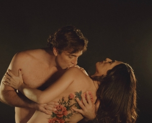 &laquo;LOCANDIERA&raquo;: &Omicron; &Gamma;&iota;ά&nu;&nu;&eta;&sigmaf; &Kappa;&alpha;&kappa;&lambda;έ&alpha;&sigmaf; &sigma;&kappa;&eta;&nu;&omicron;&theta;&epsilon;&tau;&epsilon;ί &Gamma;&kappa;&omicron;&lambda;&nu;&tau;ό&nu;&iota; &sigma;&tau;&omicron; &Theta;έ&alpha;&tau;&rho;&omicron; &Tau;έ&chi;&nu;&eta;&sigmaf;