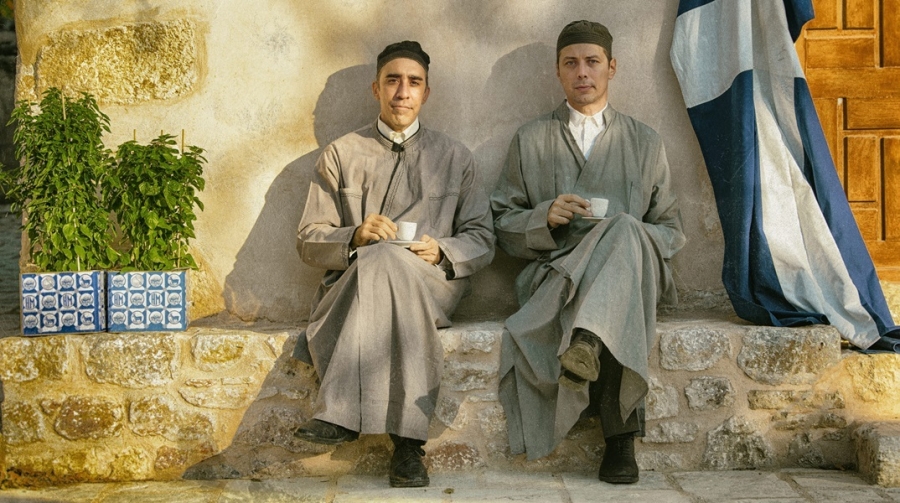 &Epsilon;ί&delta;&alpha;&mu;&epsilon; &tau;&omicron; "Ή&lambda;&iota;&omicron;&sigmaf; &mu;&epsilon; &delta;ό&nu;&tau;&iota;&alpha;" &sigma;&tau;&omicron; &theta;έ&alpha;&tau;&rho;&omicron; &Mu;&pi;έ&lambda;&lambda;&omicron;&sigmaf;