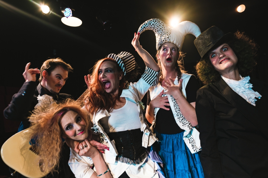 &laquo;&Eta; &Tau;&rho;&epsilon;&lambda;ή &tau;&omicron;&upsilon; &Sigma;&alpha;&gamma;&iota;ό&raquo; &alpha;&pi;ό &tau;&eta; &Theta;&epsilon;&alpha;&tau;&rho;&iota;&kappa;ή &Omicron;&mu;ά&delta;&alpha; &Kappa;&omega;&phi;ώ&nu; &laquo;&Tau;&rho;&epsilon;&lambda;ά &Chi;&rho;ώ&mu;&alpha;&tau;&alpha;&raquo; &sigma;&tau;&omicron; &Theta;έ&alpha;&tau;&rho;&omicron; Ά&beta;&alpha;&tau;&omicron;&nu; &alpha;&pi;ό &tau;&iota;&sigmaf; 17 &Delta;&epsilon;&kappa;&epsilon;&mu;&beta;&rho;ί&omicron;&upsilon;