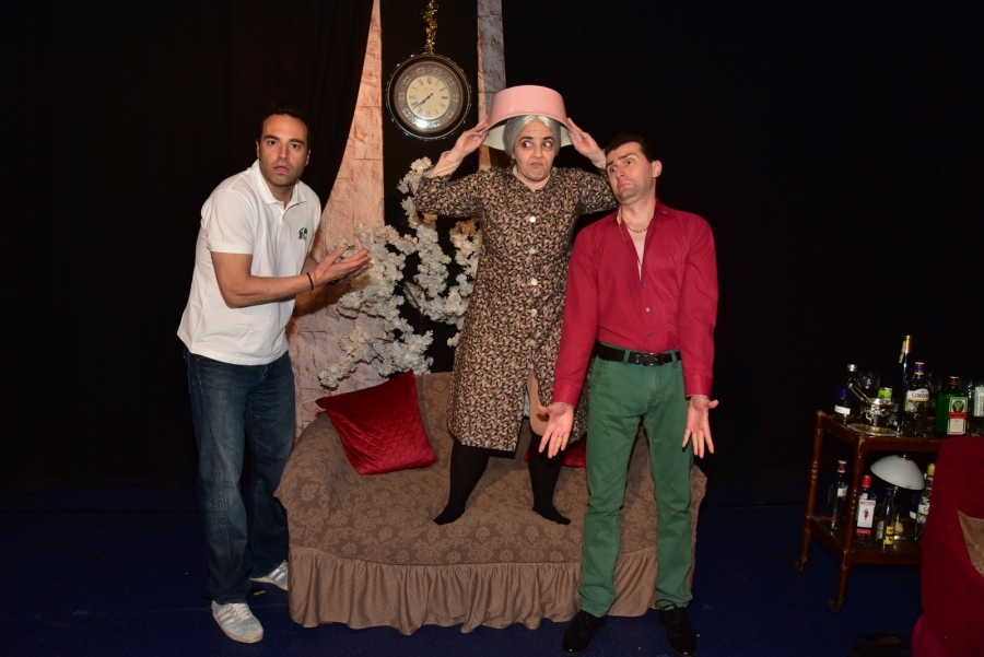 &Sigma;ό&delta;&omicron;&mu;&alpha; &kappa;&alpha;&iota; &Gamma;ό&mu;&omicron;&rho;&alpha; &sigma;&tau;&omicron; &theta;έ&alpha;&tau;&rho;&omicron; &Alpha;&upsilon;&lambda;&alpha;ί&alpha;