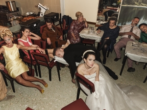 &Tau;&omicron; &Delta;&eta;&mu;&omicron;&tau;&iota;&kappa;ό &Theta;έ&alpha;&tau;&rho;&omicron; &Pi;&epsilon;&iota;&rho;&alpha;&iota;ά &pi;&alpha;&rho;&omicron;&upsilon;&sigma;&iota;ά&zeta;&epsilon;&iota;:  TZENH TZENH Έ&nu;&alpha; &eta;&lambda;&iota;ό&lambda;&omicron;&upsilon;&sigma;&tau;&omicron; &Rho;έ&kappa;&beta;&iota;&epsilon;&mu; &Sigma;&kappa;&eta;&nu;&omicron;&theta;&epsilon;&sigma;ί&alpha;: &Nu;ί&kappa;&omicron;&sigmaf; &Kappa;&alpha;&rho;&alpha;&theta;ά&nu;&omicron;&sigmaf; &Pi;&rho;&epsilon;&mu;&iota;έ&rho;&alpha;: &Pi;έ&mu;&pi;&tau;&eta; 23 &Alpha;&pi;&rho;&iota;&lambda;ί&omicron;&upsilon;