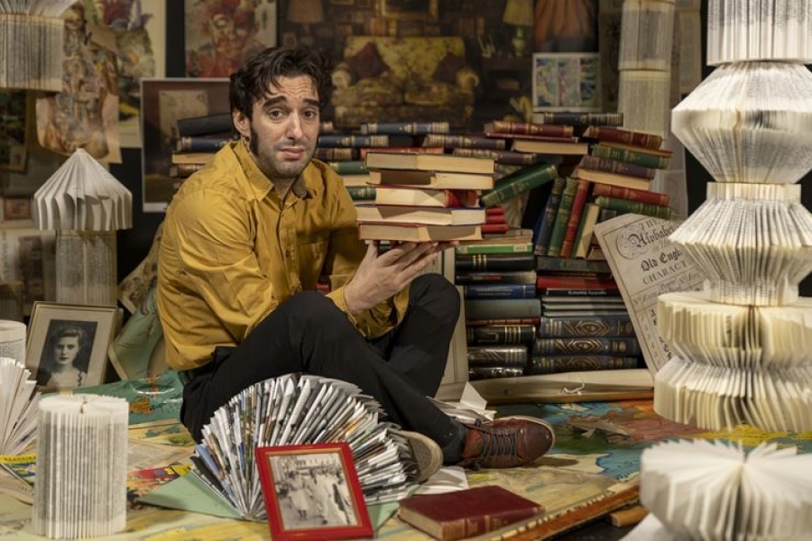 &Epsilon;ί&delta;&alpha;&mu;&epsilon; &tau;&eta;&nu; &pi;&alpha;&rho;ά&sigma;&tau;&alpha;&sigma;&eta; "&Tau;&omicron; &chi;&rho;&omicron;&nu;&iota;&kappa;ό έ&nu;&omicron;&sigmaf; &delta;&upsilon;&sigma;&lambda;&epsilon;&kappa;&tau;&iota;&kappa;&omicron;ύ" &sigma;&tau;&omicron; &theta;έ&alpha;&tau;&rho;&omicron; 104