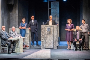 &Gamma;&iota;&alpha; &lambda;ί&gamma;&epsilon;&sigmaf; &alpha;&kappa;ό&mu;&eta; &pi;&alpha;&rho;&alpha;&sigma;&tau;ά&sigma;&epsilon;&iota;&sigmaf; &xi;&alpha;&nu;ά &sigma;&tau;&eta;&nu; &Alpha;&theta;ή&nu;&alpha;, &sigma;&tau;&omicron; &theta;έ&alpha;&tau;&rho;&omicron; Eliart "&Alpha;&theta;ώ&omicron;&sigmaf; ή Έ&nu;&omicron;&chi;&omicron;&sigmaf;;" Έ&nu;&alpha; &delta;&upsilon;&nu;&alpha;&tau;ό &delta;&iota;&kappa;&alpha;&sigma;&tau;&iota;&kappa;ό έ&rho;&gamma;&omicron; &tau;&omicron;&upsilon; Jeffrey Archer