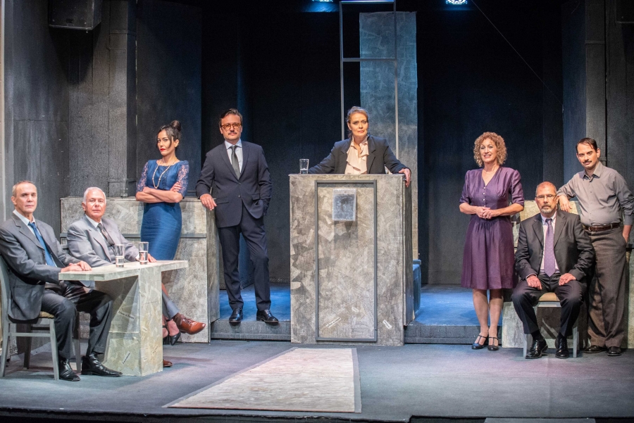 &Gamma;&iota;&alpha; &lambda;ί&gamma;&epsilon;&sigmaf; &alpha;&kappa;ό&mu;&eta; &pi;&alpha;&rho;&alpha;&sigma;&tau;ά&sigma;&epsilon;&iota;&sigmaf; &xi;&alpha;&nu;ά &sigma;&tau;&eta;&nu; &Alpha;&theta;ή&nu;&alpha;, &sigma;&tau;&omicron; &theta;έ&alpha;&tau;&rho;&omicron; Eliart "&Alpha;&theta;ώ&omicron;&sigmaf; ή Έ&nu;&omicron;&chi;&omicron;&sigmaf;;" Έ&nu;&alpha; &delta;&upsilon;&nu;&alpha;&tau;ό &delta;&iota;&kappa;&alpha;&sigma;&tau;&iota;&kappa;ό έ&rho;&gamma;&omicron; &tau;&omicron;&upsilon; Jeffrey Archer