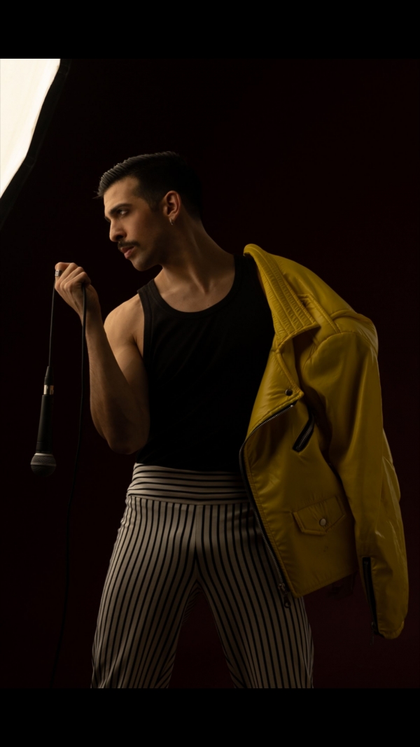 &ldquo;READY FREDDIE SHOW&rdquo;  &Mu;&Epsilon; &Tau;&Omicron;&Nu; &Phi;&Omega;&Tau;&Eta; &Lambda;&Alpha;&Mu;&Alpha;&Rho;&Eta; &Sigma;&Tau;&Omicron;&Nu; &Rho;&Omicron;&Lambda;&Omicron; &Tau;&Omicron;&Upsilon; FREDDIE MERCURY