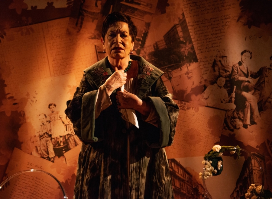 &Eta; &laquo;&Chi;&alpha;&rho;ί&kappa;&lambda;&epsilon;&iota;&alpha; &Kappa;&alpha;&beta;ά&phi;&eta;&raquo;, &beta;&alpha;&sigma;&iota;&sigma;&mu;έ&nu;&eta; &sigma;&tau;&eta; &zeta;&omega;ή &tau;&eta;&sigmaf; &mu;&eta;&tau;έ&rho;&alpha;&sigmaf; &tau;&omicron;&upsilon; &pi;&omicron;&iota;&eta;&tau;ή &mu;&alpha;&sigmaf; &Kappa;&omega;&nu;&sigma;&tau;&alpha;&nu;&tau;ί&nu;&omicron;&upsilon; &Kappa;&alpha;&beta;ά&phi;&eta;, &epsilon;&pi;&iota;&sigma;&tau;&rho;έ&phi;&epsilon;&iota; &gamma;&iota;&alpha; 2&eta; &chi;&rho;&omicron;&nu;&iota;ά &sigma;&tau;&omicron;&nu; &Pi;&omicron;&lambda;&upsilon;&chi;ώ&rho;&omicron; VAULT /&Alpha;&pi;ό 1 &Omicron;&kappa;&tau;ώ&beta;&rho;&eta;