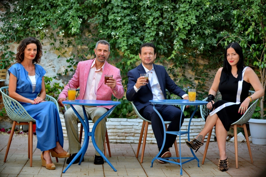 &Delta;&epsilon;ί&pi;&nu;&omicron; &mu;&epsilon; &phi;ί&lambda;&omicron;&upsilon;&sigmaf;