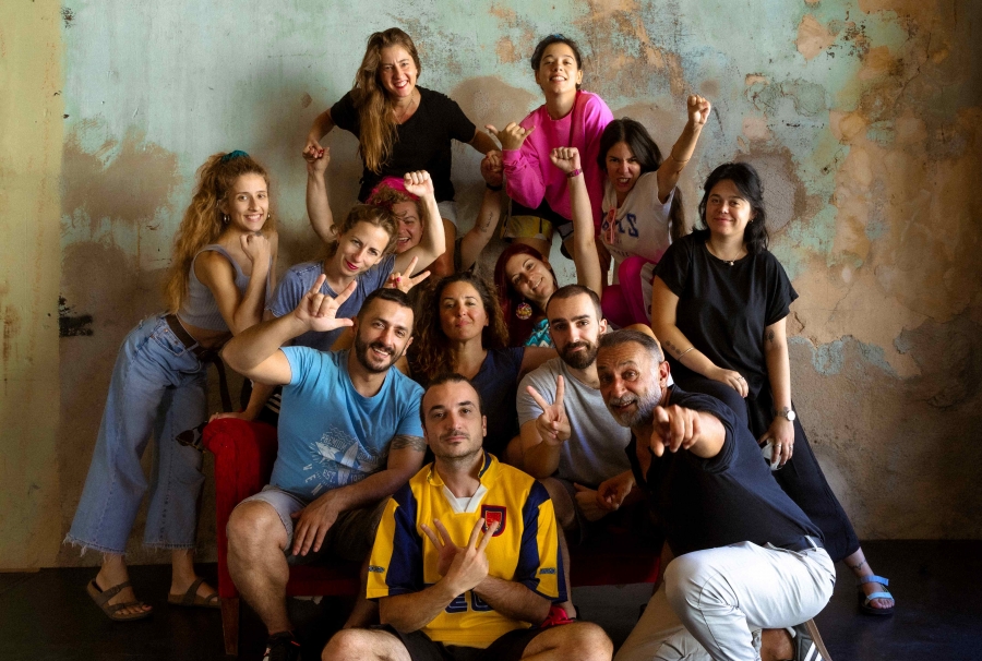 &Theta;&Epsilon;&Alpha;&Tau;&Rho;&Omicron; &gamma;&iota;&alpha; &Pi;&Alpha;&Iota;&Delta;&Iota;&Alpha; | &Eta; &Sigma;&Upsilon;&Nu;&Tau;&Epsilon;&Chi;&Nu;&Iota;&Alpha; &Tau;&Omicron;&Upsilon; &Gamma;&Epsilon;&Lambda;&Iota;&Omicron;&Upsilon; έ&rho;&chi;&epsilon;&tau;&alpha;&iota; &mu;&epsilon; 3 &pi;&alpha;&rho;&alpha;&sigma;&tau;ά&sigma;&epsilon;&iota;&sigmaf; * "&Tau;&zeta;έ&lambda;&alpha;, &Lambda;έ&lambda;&alpha;, &Kappa;ό&rho;&nu;&alpha;&sigmaf; &kappa;&alpha;&iota; &hellip; &omicron; &Kappa;&lambda;&epsilon;&omicron;&mu;έ&nu;&eta;&sigmaf;" * "&Epsilon;ί&mu;&alpha;&sigma;&tau;&epsilon; &Pi;ά&tau;&sigma;&iota;" * "&Omicron; &Mu;&omicron;&rho;&mu;ό&lambda;&eta;&sigmaf;"