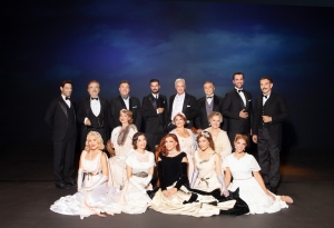 &laquo;&Kappa;&Iota; &Alpha;&Pi;&Omicron; &Sigma;&Mu;&Upsilon;&Rho;&Nu;&Eta;...&Sigma;&Alpha;&Lambda;&Omicron;&Nu;&Iota;&Kappa;&Eta;&raquo; &tau;&eta;&sigmaf; &Mu;&iota;&mu;ή&sigmaf; &Nu;&tau;&epsilon;&nu;ί&sigma;&eta; &Mu;&iota;&alpha; &pi;&alpha;&rho;&alpha;&gamma;&omega;&gamma;ή &tau;&omicron;&upsilon; &Iota;&delta;&rho;ύ&mu;&alpha;&tau;&omicron;&sigmaf; &Mu;&epsilon;ί&zeta;&omicron;&nu;&omicron;&sigmaf; &Epsilon;&lambda;&lambda;&eta;&nu;&iota;&sigma;&mu;&omicron;ύ.