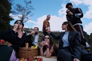 &laquo;Ά&lambda;&lambda;&alpha; &gamma;&iota;&alpha; &tau;&omicron;&nu; &Gamma;&lambda;ά&rho;&omicron; &delta;&epsilon; &gamma;&nu;&omega;&rho;ί&zeta;&omega;&raquo;: &pi;&rho;&epsilon;&mu;&iota;έ&rho;&alpha; 12 &Alpha;&pi;&rho;&iota;&lambda;ί&omicron;&upsilon; &sigma;&tau;&omicron; &Rho;&Epsilon;&Kappa;&Tau;&Iota;&Phi;&Iota;&Epsilon;