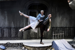 Berlin Alexanderplatz || &Omicron; &Sigma;&tau;ά&theta;&eta;&sigmaf; &Lambda;&iota;&beta;&alpha;&theta;&iota;&nu;ό&sigmaf; &epsilon;&pi;&iota;&sigma;&tau;&rho;έ&phi;&epsilon;&iota; &sigma;&tau;&omicron; &Theta;έ&alpha;&tau;&rho;&omicron; &tau;&eta;&sigmaf; &Omicron;&delta;&omicron;ύ &Kappa;&upsilon;&kappa;&lambda;ά&delta;&omega;&nu; - &Lambda;&epsilon;&upsilon;&tau;έ&rho;&eta;&sigmaf; &Beta;&omicron;&gamma;&iota;&alpha;&tau;&zeta;ή&sigmaf; || &Pi;&rho;&epsilon;&mu;&iota;έ&rho;&alpha; 24/1