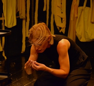 &Alpha;&pi;ό 28 &Nu;&omicron;&epsilon;&mu;&beta;&rho;ί&omicron;&upsilon; &ldquo;&Eta; &kappa;ί&tau;&rho;&iota;&nu;&eta; &tau;&alpha;&pi;&epsilon;&tau;&sigma;&alpha;&rho;ί&alpha;&rdquo; - Έ&nu;&alpha; έ&rho;&gamma;&omicron; - &phi;ό&rho;&omicron;&sigmaf; &tau;&iota;&mu;ή&sigmaf; &gamma;&iota;&alpha; &tau;&omicron; &phi;&epsilon;&mu;&iota;&nu;&iota;&sigma;&tau;&iota;&kappa;ό &kappa;ί&nu;&eta;&mu;&alpha; &sigma;&tau;&omicron; &Theta;έ&alpha;&tau;&rho;&omicron; &Alpha;&lambda;&kappa;&mu;ή&nu;&eta;