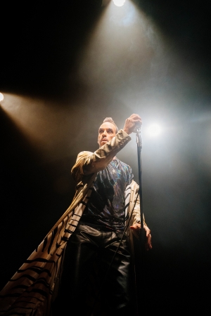 &Tau;&omicron; "Scrooge &amp; Ghosts &amp; Rock &rsquo;n&rsquo; Roll" &sigma;&pi;ά&epsilon;&iota; &kappa;ά&theta;&epsilon; &rho;&epsilon;&kappa;ό&rho; &pi;&rho;&omicron;&sigma;έ&lambda;&epsilon;&upsilon;&sigma;&eta;&sigmaf; &kappa;&alpha;&iota; &alpha;&nu;&alpha;&kappa;&omicron;&iota;&nu;ώ&nu;&epsilon;&iota; &epsilon;&pi;&iota;&pi;&lambda;έ&omicron;&nu; &pi;&alpha;&rho;&alpha;&sigma;&tau;ά&sigma;&epsilon;&iota;&sigmaf;