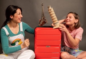 &laquo;&Eta; &Phi;&omicron;ί&beta;&eta; &kappa;&alpha;&iota; &eta; &Rho;ό&zeta;&alpha; &sigma;&tau;&omicron; &Pi;&rho;ώ&tau;&omicron; &tau;&omicron;&upsilon;&sigmaf; &Tau;&alpha;&xi;ί&delta;&iota;&raquo;-2510.