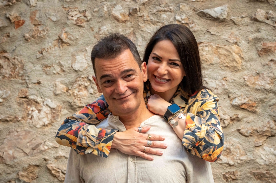 &laquo;Check in &gamma;&iota;&alpha; 2&raquo;. &Mu;&iota;&alpha; &sigma;&upsilon;&nu;&alpha;&rho;&pi;&alpha;&sigma;&tau;&iota;&kappa;ή &kappa;&omega;&mu;&omega;&delta;ί&alpha; &mu;&epsilon; &tau;&omicron;&nu; &Kappa;&omega;&nu;&sigma;&tau;&alpha;&nu;&tau;ί&nu;&omicron; &Kappa;&alpha;&zeta;ά&kappa;&omicron; &kappa;&alpha;&iota; &tau;&eta;&nu; &Iota;&omega;ά&nu;&nu;&alpha; &Pi;&eta;&lambda;&iota;&chi;&omicron;ύ