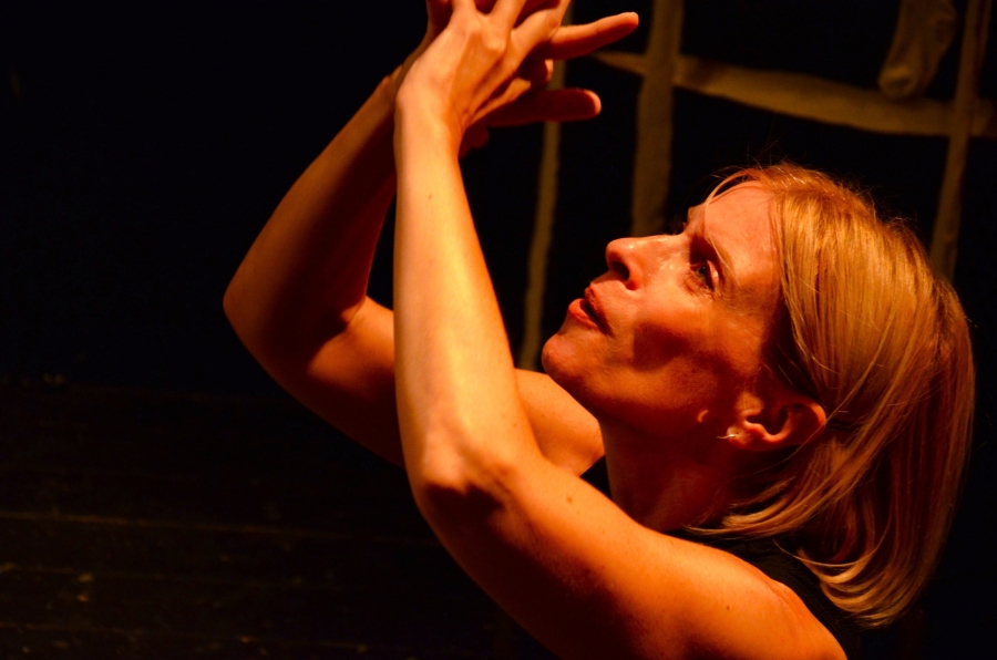 &laquo;&Eta; &kappa;ί&tau;&rho;&iota;&nu;&eta; &tau;&alpha;&pi;&epsilon;&tau;&sigma;&alpha;&rho;ί&alpha;&raquo; &tau;&eta;&sigmaf; &Sigma;ά&rho;&lambda;&omicron;&tau; &Pi;έ&rho;&kappa;&iota;&nu;&sigmaf; &Gamma;&kappa;ί&lambda;&mu;&alpha;&nu; &sigma;&epsilon; &sigma;&kappa;&eta;&nu;&omicron;&theta;&epsilon;&sigma;ί&alpha; &tau;&eta;&sigmaf; Francesca Minutoli || έ&nu;&alpha; έ&rho;&gamma;&omicron; - &phi;ό&rho;&omicron;&sigmaf; &tau;&iota;&mu;ή&sigmaf; &gamma;&iota;&alpha; &tau;&omicron; &phi;&epsilon;&mu;&iota;&nu;&iota;&sigma;&tau;&iota;&kappa;ό &kappa;ί&nu;&eta;&mu;&alpha; &sigma;&tau;&omicron; &Theta;έ&alpha;&tau;&rho;&omicron; &Alpha;&lambda;&kappa;&mu;ή&nu;&eta; &Epsilon;&iota;&sigma;&epsilon;&rho;&chi;ό&mu;&epsilon;&nu;&alpha;