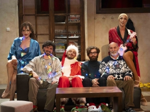 "STRAIGHT WHITE MEN" &sigma;&tau;&omicron; &Theta;&Epsilon;&Alpha;&Tau;&Rho;&Omicron; "&Mu;&Iota;&Kappa;&Rho;&Omicron; &Chi;&Omicron;&Rho;&Nu;"