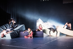 "&Tau;&alpha; &Sigma;&kappa;&upsilon;&lambda;&iota;ά" &tau;&omicron;&upsilon; &Alpha;&nu;έ&sigma;&tau;&eta; &Alpha;&zeta;ά &ndash; &mu;&iota;&alpha; &pi;&omicron;&lambda;&iota;&tau;&iota;&kappa;ή &alpha;&lambda;&lambda;&eta;&gamma;&omicron;&rho;ί&alpha; &mu;&epsilon; &kappa;&omega;&mu;&iota;&kappa;ή &kappa;&alpha;&iota; &sigma;&kappa;&omicron;&tau;&epsilon;&iota;&nu;ή &delta;&iota;ά&sigma;&tau;&alpha;&sigma;&eta; &ndash; έ&rho;&chi;&omicron;&nu;&tau;&alpha;&iota; &alpha;&pi;ό &tau;&iota;&sigmaf; 25/4 &sigma;&tau;&omicron; &Theta;έ&alpha;&tau;&rho;&omicron; &Kappa;&iota;&beta;&omega;&tau;ό&sigmaf; &gamma;&iota;&alpha; 10 &mu;ό&nu;&omicron; &pi;&alpha;&rho;&alpha;&sigma;&tau;ά&sigma;&epsilon;&iota;&sigmaf;