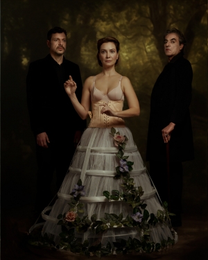 &Tau;&alpha; "&Pi;&omicron;&rho;&phi;&upsilon;&rho;ά &Pi;&alpha;&nu;&iota;ά" &tau;&omicron;&upsilon; &Alpha;&lambda;&epsilon;&xi;ά&nu;&tau;&rho; &Gamma;&kappa;&rho;&iota;&nu; &alpha;&pi;ό &tau;&iota;&sigmaf; 24 &Phi;&epsilon;&beta;&rho;&omicron;&upsilon;&alpha;&rho;ί&omicron;&upsilon; &sigma;&tau;&omicron; &Theta;έ&alpha;&tau;&rho;&omicron; &Kappa;&alpha;&lambda;&lambda;&iota;&rho;ό&eta;&sigmaf; &sigma;&epsilon; &sigma;&kappa;&eta;&nu;&omicron;&theta;&epsilon;&sigma;ί&alpha; &Delta;&alpha;&nu;ά&eta;&sigmaf; &Rho;&omicron;ύ&sigma;&sigma;&omicron;&upsilon;