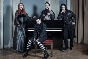 &Tau;&omicron; &Delta;&eta;&mu;&omicron;&tau;&iota;&kappa;ό &Theta;έ&alpha;&tau;&rho;&omicron; &Pi;&epsilon;&iota;&rho;&alpha;&iota;ά &pi;&alpha;&rho;&omicron;&upsilon;&sigma;&iota;ά&zeta;&epsilon;&iota; &tau;&eta; site specific &mu;&omicron;&upsilon;&sigma;&iota;&kappa;ή &pi;&alpha;&rho;ά&sigma;&tau;&alpha;&sigma;&eta; &mu;&upsilon;&sigma;&tau;&eta;&rho;ί&omicron;&upsilon; &laquo;Έ&gamma;&kappa;&lambda;&eta;&mu;&alpha; &sigma;&tau;&omicron; &Tau;έ&tau;&alpha;&rho;&tau;&omicron; &Kappa;&omicron;&upsilon;&pi;&lambda;έ&raquo;