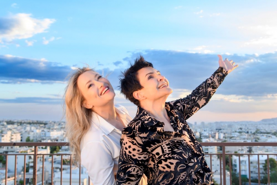 &Epsilon;ί&delta;&alpha;&mu;&epsilon; &tau;&eta;&nu; &pi;&alpha;&rho;ά&sigma;&tau;&alpha;&sigma;&eta; "&Delta;ύ&omicron; &gamma;&upsilon;&nu;&alpha;ί&kappa;&epsilon;&sigmaf; &chi;&omicron;&rho;&epsilon;ύ&omicron;&upsilon;&nu;" &sigma;&tau;&omicron; &theta;έ&alpha;&tau;&rho;&omicron; &Delta;&iota;ά&nu;&alpha;