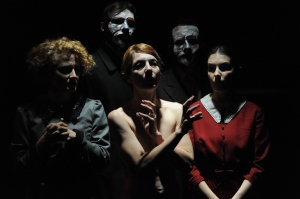 &Sigma;&upsilon;&nu;έ&nu;&tau;&epsilon;&upsilon;&xi;&eta; &tau;&omega;&nu; &eta;&theta;&omicron;&pi;&omicron;&iota;ώ&nu; &tau;&eta;&sigmaf; &pi;&alpha;&rho;ά&sigma;&tau;&alpha;&sigma;&eta;&sigmaf; "&Eta; &mu;&epsilon;&tau;&alpha;&mu;ό&rho;&phi;&omega;&sigma;&eta;" &sigma;&tau;&omicron; &theta;έ&alpha;&tau;&rho;&omicron; &Pi;ό&rho;&tau;&alpha;