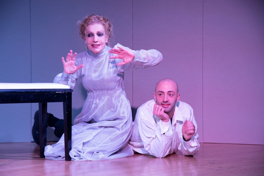 &Omicron; &alpha;&delta;&epsilon;&rho;&phi;ό&sigmaf; &mu;&omicron;&upsilon; &omicron; &Alpha;&mu;&alpha;&nu;&tau;έ&omicron;&upsilon;&sigmaf; &tau;&omicron;&upsilon; &Mu;&eta;&nu;ά &Beta;&iota;&nu;&tau;&iota;ά&delta;&eta; &sigma;&epsilon; &sigma;&kappa;&eta;&nu;&omicron;&theta;&epsilon;&sigma;ί&alpha; &Beta;ά&nu;&alpha;&sigmaf; &Pi;&epsilon;&phi;ά&nu;&eta; &mu;&epsilon; &tau;&eta;&nu; &Pi;έ&mu;&eta; &Zeta;&omicron;ύ&nu;&eta; &epsilon;&pi;&iota;&sigma;&tau;&rho;έ&phi;&epsilon;&iota; &sigma;&tau;&eta; &Mu;&omicron;&upsilon;&sigma;&iota;&kappa;ή &Beta;&iota;&beta;&lambda;&iota;&omicron;&theta;ή&kappa;&eta; &tau;&omicron;&upsilon; &Mu;&epsilon;&gamma;ά&rho;&omicron;&upsilon; &Mu;&omicron;&upsilon;&sigma;&iota;&kappa;ή&sigmaf; &Alpha;&theta;&eta;&nu;ώ&nu; &alpha;&pi;ό &tau;&iota;&sigmaf; 18 &Nu;&omicron;&epsilon;&beta;&rho;ί&omicron;&upsilon;.