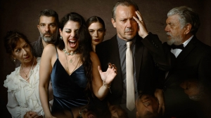 &Alpha;&pi;ό &tau;&iota;&sigmaf; 24 &Omicron;&kappa;&tau;&omega;&beta;&rho;ί&omicron;&upsilon; &eta; "&Lambda;&upsilon;&sigma;&sigma;&alpha;&sigma;&mu;έ&nu;&eta; &Gamma;ά&tau;&alpha;" &tau;&omicron;&upsilon; &Tau;&epsilon;&nu;&epsilon;&sigma;ί &Omicron;&upsilon;ί&lambda;&iota;&alpha;&mu;&sigmaf; &sigma;&epsilon; &sigma;&kappa;&eta;&nu;&omicron;&theta;&epsilon;&sigma;ί&alpha; &Delta;&eta;&mu;&omicron;&sigma;&theta;έ&nu;&eta; &Pi;&alpha;&pi;&alpha;&delta;ό&pi;&omicron;&upsilon;&lambda;&omicron;&upsilon;, &sigma;&tau;&omicron; &theta;έ&alpha;&tau;&rho;&omicron; &Alpha;&theta;&eta;&nu;ά