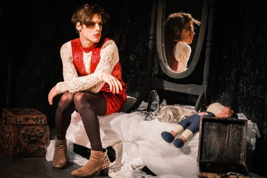 &Sigma;&upsilon;&nu;έ&nu;&tau;&epsilon;&upsilon;&xi;&eta; &tau;&omicron;&upsilon; &theta;&iota;ά&sigma;&omicron;&upsilon; &tau;&eta;&sigmaf; &pi;&alpha;&rho;ά&sigma;&tau;&alpha;&sigma;&eta;&sigmaf; &laquo;&Zeta;&alpha;&kappa; / Zackie Oh! A Queen Story&raquo;, &tau;&omicron;&upsilon; &Alpha;&nu;&delta;&rho;έ&alpha; &Zeta;&alpha;&phi;&epsilon;ί&rho;&eta; &sigma;&tau;&omicron; &Theta;έ&alpha;&tau;&rho;&omicron; Ά&beta;&alpha;&tau;&omicron;&nu;.