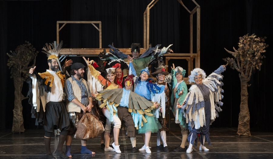 &laquo;&Eta; &Chi;ώ&rho;&alpha; &tau;&omega;&nu; &Pi;&omicron;&upsilon;&lambda;&iota;ώ&nu;&raquo;  &Mu;&iota;&alpha; &mu;&omicron;&upsilon;&sigma;&iota;&kappa;&omicron;&theta;&epsilon;&alpha;&tau;&rho;&iota;&kappa;ή &delta;&iota;&alpha;&delta;&rho;&alpha;&sigma;&tau;&iota;&kappa;ή &pi;&alpha;&rho;ά&sigma;&tau;&alpha;&sigma;&eta;