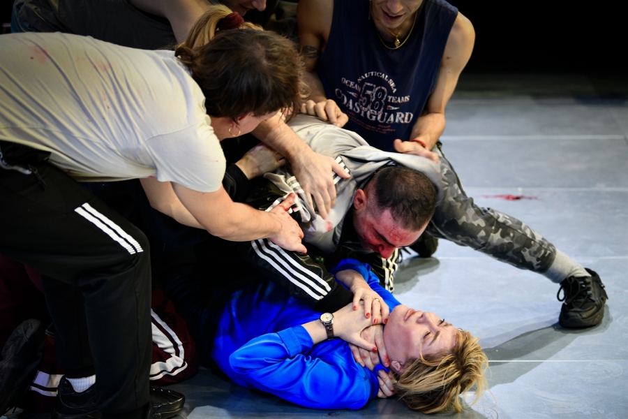 &Epsilon;ί&delta;&alpha;&mu;&epsilon; &tau;&eta;&nu; &mu;έ&rho;&alpha; &tau;&eta;&sigmaf; &phi;&omicron;ύ&sigma;&tau;&alpha;&sigmaf; &sigma;&tau;&omicron; &theta;έ&alpha;&tau;&rho;&omicron; &Delta;ί&pi;&upsilon;&lambda;&omicron;&nu;