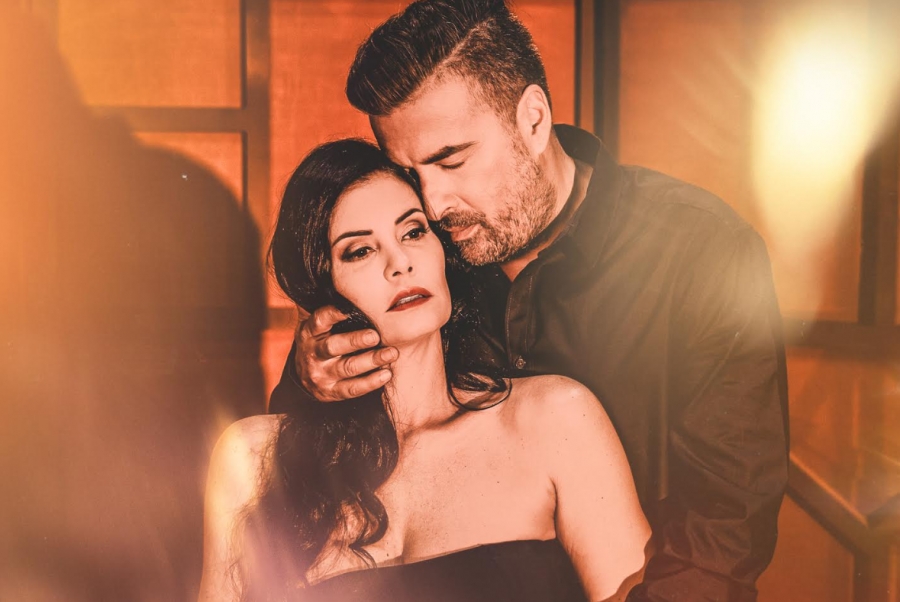 &Omicron; &Tau;&epsilon;&lambda;&epsilon;&upsilon;&tau;&alpha;ί&omicron;&sigmaf; &Chi;&omicron;&rho;ό&sigmaf; &sigma;&epsilon; &sigma;&kappa;&eta;&nu;&omicron;&theta;&epsilon;&sigma;ί&alpha; &Rho;έ&iota;&nu;&alpha;&sigmaf; &Sigma;. &Epsilon;&sigma;&kappa;&epsilon;&nu;ά&zeta;&upsilon; &mu;&epsilon; &tau;&eta;&nu; &Mu;&alpha;&rho;ί&alpha; &Kappa;&omicron;&rho;&iota;&nu;&theta;ί&omicron;&upsilon; &kappa;&alpha;&iota; &tau;&omicron;&nu; &Gamma;&iota;ά&nu;&nu;&eta; &Alpha;ϊ&beta;ά&zeta;&eta; έ&rho;&chi;&epsilon;&tau;&alpha;&iota; &sigma;&tau;&omicron; &Theta;έ&alpha;&tau;&rho;&omicron; &Phi;&Alpha;&Rho;&Gamma;&Kappa;&Alpha;&Nu;&Eta; &gamma;&iota;&alpha; &lambda;ί&gamma;&epsilon;&sigmaf; &pi;&alpha;&rho;&alpha;&sigma;&tau;ά&sigma;&epsilon;&iota;&sigmaf;.