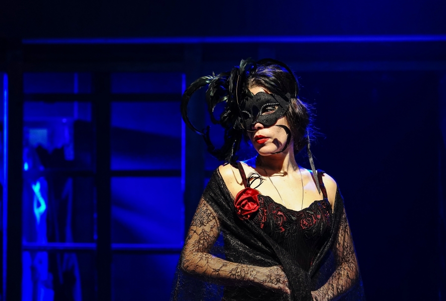 &laquo;&Nu;ό&rho;&alpha;: &Tau;&omicron; &sigma;&pi;ί&tau;&iota; &tau;&eta;&sigmaf; &kappa;&omicron;ύ&kappa;&lambda;&alpha;&sigmaf;&raquo; &sigma;&tau;&omicron; &theta;έ&alpha;&tau;&rho;&omicron; Altera Pars