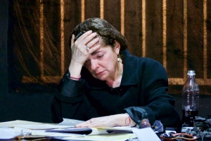 &Eta; &Mu;ά&nu;&iota;&alpha; &Pi;&alpha;&pi;&alpha;&delta;&eta;&mu;&eta;&tau;&rho;ί&omicron;&upsilon; &gamma;ί&nu;&epsilon;&tau;&alpha;&iota; &eta; &Alpha;&theta;&eta;&nu;ά &Pi;&alpha;&nu;&alpha;&gamma;&omicron;ύ&lambda;&eta; (&mu;&eta;&tau;έ&rho;&alpha; &tau;&omicron;&upsilon; &Alpha;&lambda;έ&xi;&alpha;&nu;&delta;&rho;&omicron;&upsilon;) &sigma;&tau;&omicron;&nu; &Pi;&omicron;&lambda;&upsilon;&chi;ώ&rho;&omicron; VAULT / &Alpha;&pi;ό 12 &Mu;&alpha;ί&omicron;&upsilon;