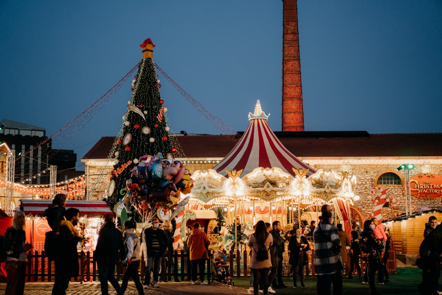 THE CHRISTMAS FACTORY &laquo;&Tau;&alpha; &mu;&upsilon;&sigma;&tau;&iota;&kappa;ά &tau;&omicron;&upsilon; Ά&iota; &Beta;&alpha;&sigma;ί&lambda;&eta;&raquo; // &Alpha;&pi;ό &tau;&omicron; &Sigma;ά&beta;&beta;&alpha;&tau;&omicron; 26 &Nu;&omicron;&epsilon;&mu;&beta;&rho;ί&omicron;&upsilon; &eta; &kappa;&alpha;&rho;&delta;&iota;ά &tau;&omega;&nu; &Chi;&rho;&iota;&sigma;&tau;&omicron;&upsilon;&gamma;έ&nu;&nu;&omega;&nu; &chi;&tau;&upsilon;&pi;ά&epsilon;&iota; &sigma;&tau;&eta;&nu; &Tau;&Epsilon;&Chi;&Nu;&Omicron;&Pi;&Omicron;&Lambda;&Eta; &Delta;&Eta;&Mu;&Omicron;&Upsilon; &Alpha;&Theta;&Eta;&Nu;&Alpha;&Iota;&Omega;&Nu;!