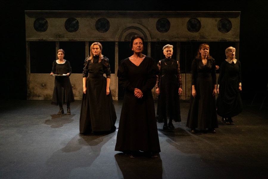 &Mu;&epsilon;&tau;ά &tau;&eta; &mu;&epsilon;&gamma;ά&lambda;&eta; &epsilon;&pi;&iota;&tau;&upsilon;&chi;ί&alpha; &sigma;&tau;&eta; &Theta;&epsilon;&sigma;&sigma;&alpha;&lambda;&omicron;&nu;ί&kappa;&eta;, &gamma;&iota;&alpha; &lambda;ί&gamma;&epsilon;&sigmaf; &pi;&alpha;&rho;&alpha;&sigma;&tau;ά&sigma;&epsilon;&iota;&sigmaf; &sigma;&tau;&eta;&nu; &Alpha;&theta;ή&nu;&alpha;  &laquo;&Eta; &alpha;&gamma;ά&pi;&eta; ά&rho;&gamma;&eta;&sigma;&epsilon; &mu;&iota;&alpha; &mu;έ&rho;&alpha;&raquo; &tau;&eta;&sigmaf; &Lambda;&iota;&lambda;ή&sigmaf; &Zeta;&omega;&gamma;&rho;ά&phi;&omicron;&upsilon;  &Sigma;&kappa;&eta;&nu;&omicron;&theta;&epsilon;&sigma;ί&alpha;: Έ&nu;&kappa;&epsilon; &Phi;&epsilon;&zeta;&omicron;&lambda;&lambda;ά&rho;&iota;