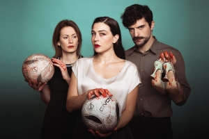 &Epsilon;ί&delta;&alpha;&mu;&epsilon; &tau;&eta;&nu; &pi;&alpha;&rho;ά&sigma;&tau;&alpha;&sigma;&eta; "&Tau;&alpha; &kappa;&omicron;&rho;ί&tau;&sigma;&iota;&alpha; &delta;&epsilon;&nu; &pi;&rho;έ&pi;&epsilon;&iota; &nu;&alpha; &pi;&alpha;ί&zeta;&omicron;&upsilon;&nu; &pi;&omicron;&delta;ό&sigma;&phi;&alpha;&iota;&rho;&omicron;" &sigma;&tau;&omicron; &theta;έ&alpha;&tau;&rho;&omicron; 104