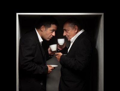The Dumb Waiter -Έ&nu;&alpha; &Pi;&iota;&nu;&tau;&epsilon;&rho;&iota;&kappa;ό &Pi;&alpha;&rho;ά&lambda;&omicron;&gamma;&omicron; &Pi;&alpha;&iota;&chi;&nu;ί&delta;&iota; &Epsilon;&xi;&omicron;&upsilon;&sigma;ί&alpha;&sigmaf; &kappa;&alpha;&iota; &Alpha;&pi;&epsilon;&iota;&lambda;ή&sigmaf; &sigma;&tau;&omicron; &Theta;έ&alpha;&tau;&rho;&omicron; &Sigma;&eta;&mu;&epsilon;ί&omicron;